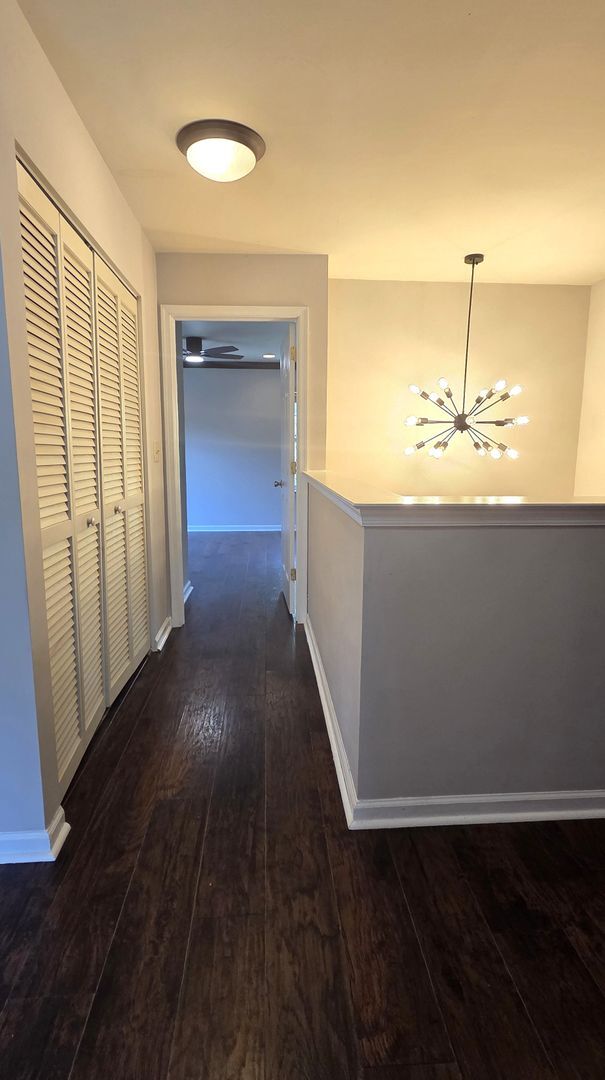 Building Photo - Beautiful 3 bedroom 2.5 bathroom END Unit ...