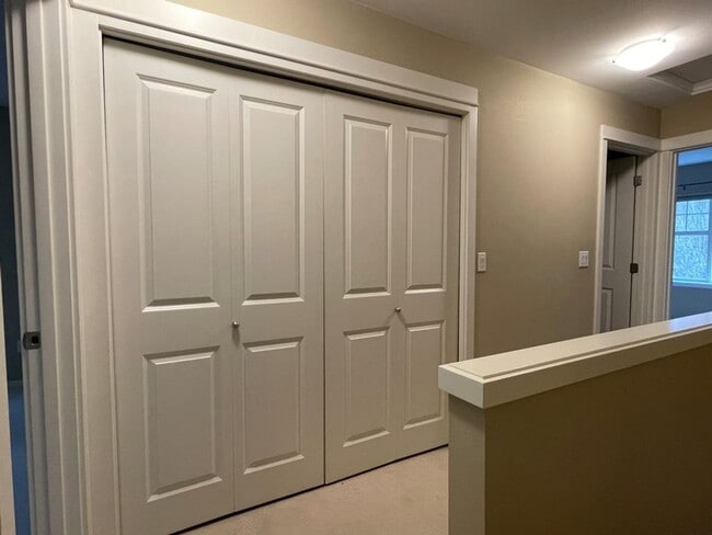 Building Photo - Stunning End Unit Townhome in desirable Redmond Ridge neighborhood; 2BD/2BA