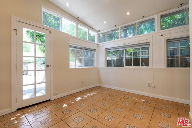 Building Photo - 22750 Clarendon St