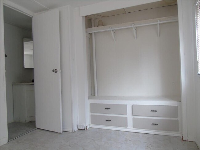 Building Photo - 910 Bunton Ln