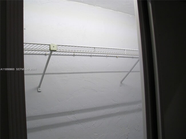 Building Photo - 50 E 43rd St