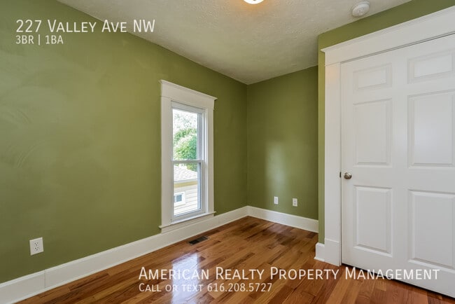 Building Photo - 227 Valley Ave NW
