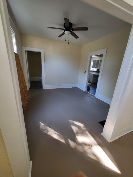 Building Photo - 453 S Powell Ave