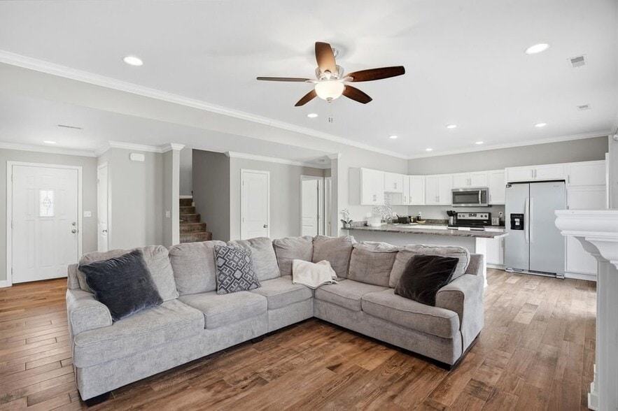 Building Photo - 5209-5211-5211 Silver Mill Dr