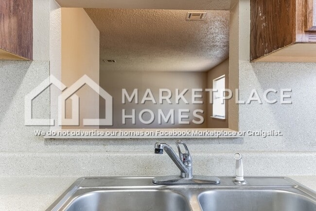 Building Photo - 404 E Texas Dr