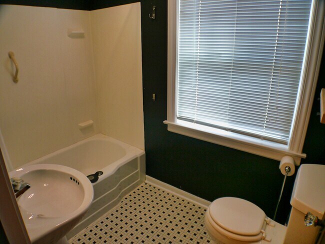 Building Photo - 9337 S Richmond Ave