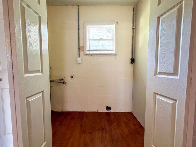 Building Photo - Move-in Ready Recently Updated 4BR/2BA House in Alachua! *Approved Application*