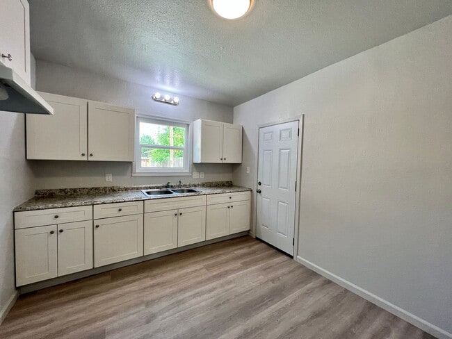 Building Photo - Charming 2 Bedroom, 1 Bathroom Home - Refreshed Interior