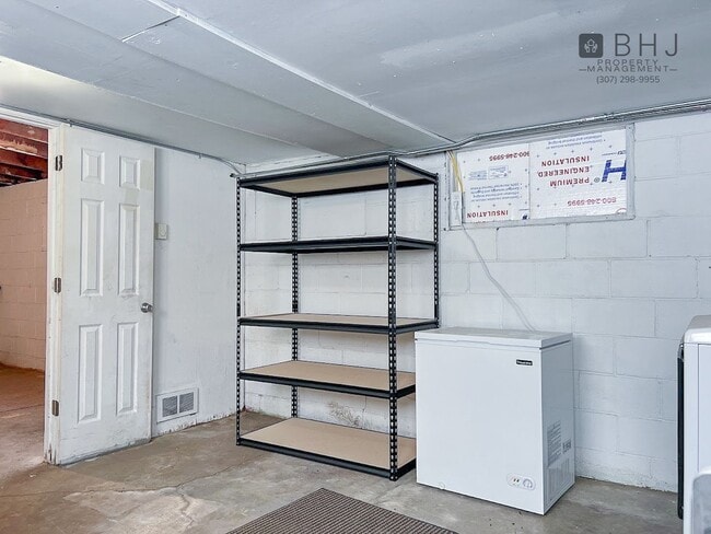 Building Photo - 6 month lease! 3 bed/ 1 bath Single Family Home on Coffeen!