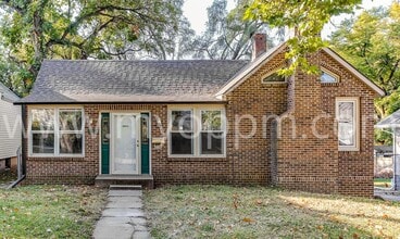 Building Photo - Beautiful 2 Bedroom / 1 Bathroom Home | Ne...