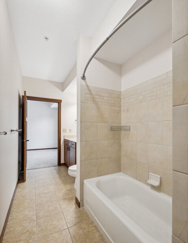 Building Photo - Stunning 2 level Condo in Exclusive St Pau...