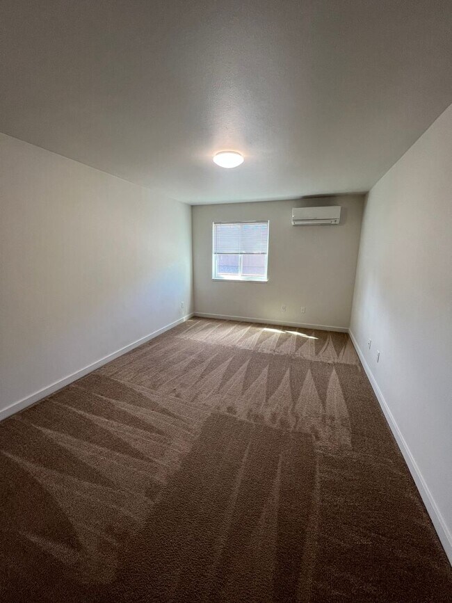 Building Photo - 4.5 Bathrooms ! 4 large bedrooms! Close to CWU