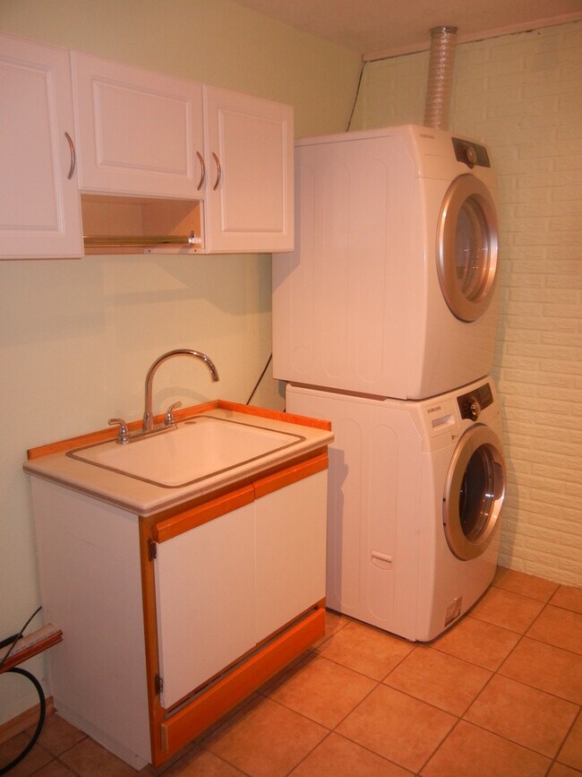 Building Photo - Cute 3 Bedroom Condo- Walking Distance to MSU Campus!