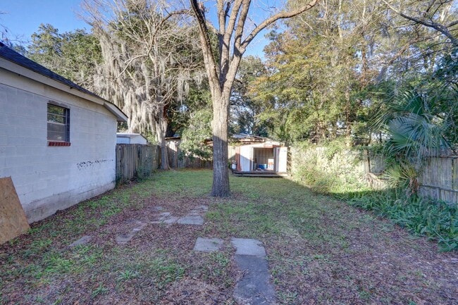 Building Photo - Cute Bungalow - great yard - Two Bedroom