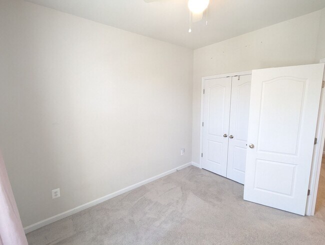Building Photo - END UNIT newer build in ideal Frederick lo...