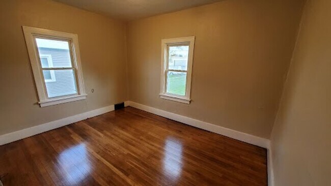 Building Photo - Pet Friendly Home with Fenced Back Yard and Hardwood Floors!