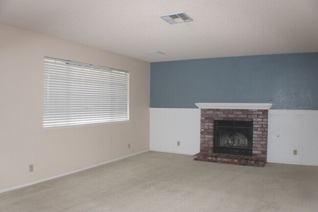 Building Photo - Stylish 3-Bedroom Home with Spacious Backy...
