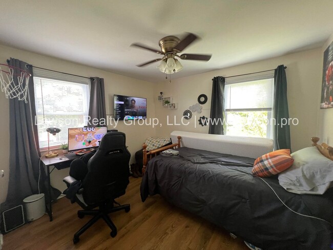 Building Photo - Close to Carvins Cove- One Level Living with Hobby Shed