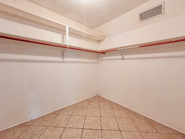 Building Photo - Gorgeous Venice home near beaches and town and highways