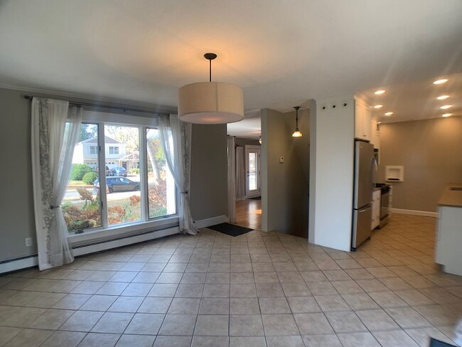 Building Photo - Super cute two-bedroom, two-bath single-fa...