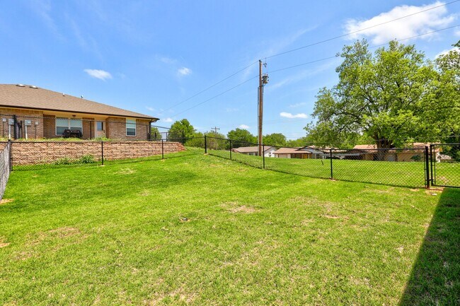 Building Photo - 721 League Cir