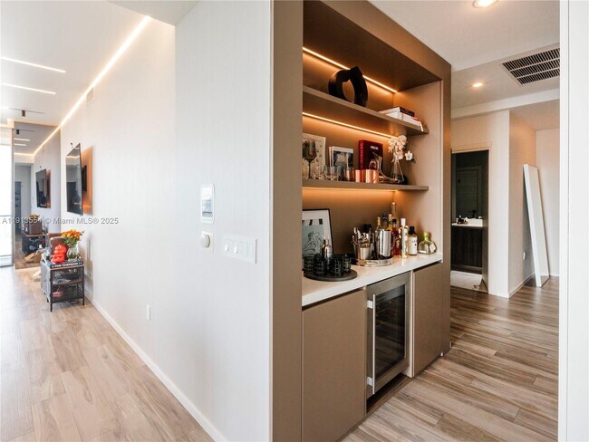 Building Photo - 801 S Miami Ave