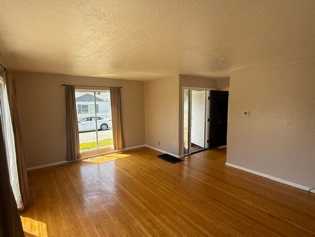 Building Photo - 3-Bedroom Single Family Home in Richmond Annex / El Cerrito Area