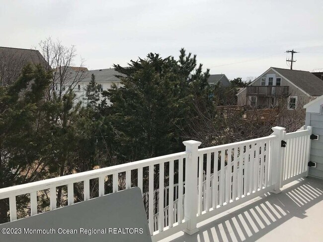 Building Photo - 10 SE Central Ave