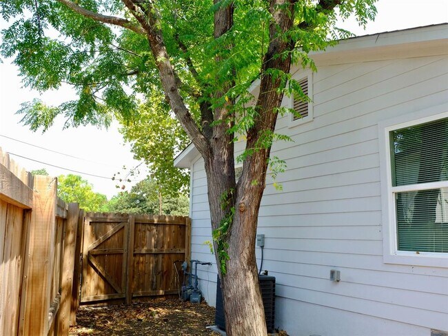 Building Photo - 1401 Marcus Pl