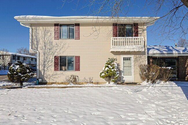 Primary Photo - 107 Tonset Ct