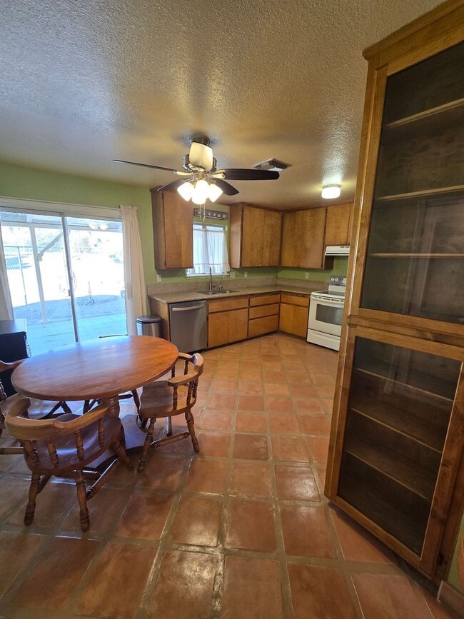 Building Photo - Secure and Spacious!