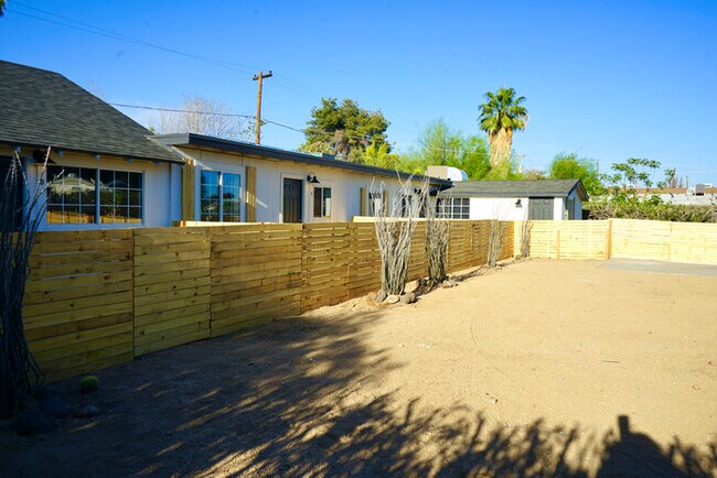 Building Photo - 2 bedroom townhome newly renovated ready f...