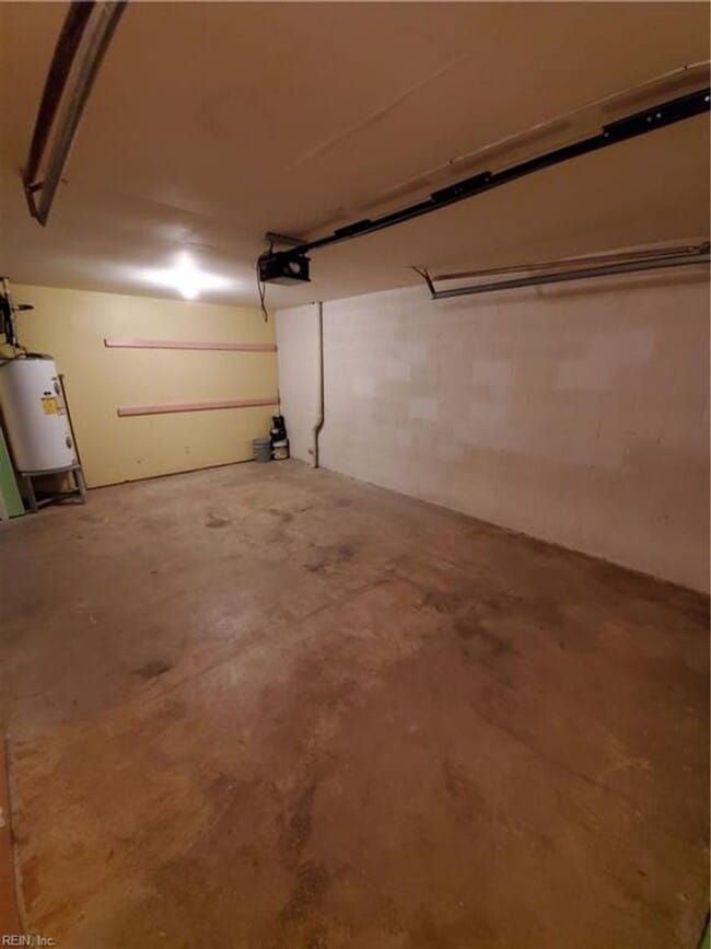 Building Photo - Three story townhouse in centrally located...