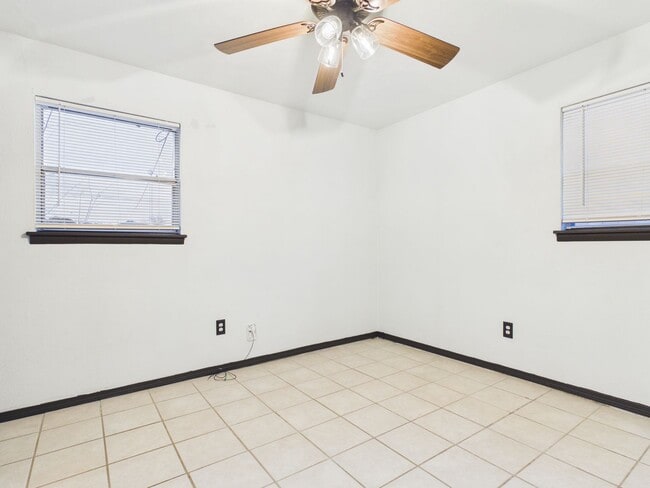 Building Photo - 619 SW 45th St