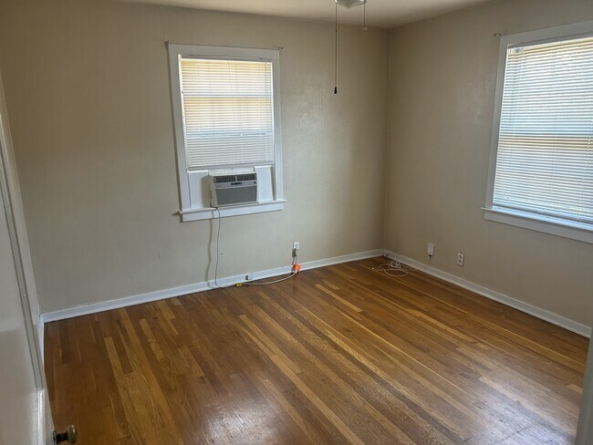 Window unit and ceiling fan in bedroom - 208 Circular Rd