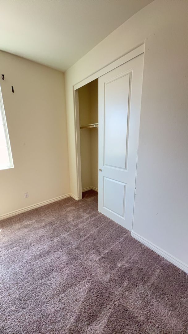 Building Photo - 3 BEDROOM VICTORVILLE HOME