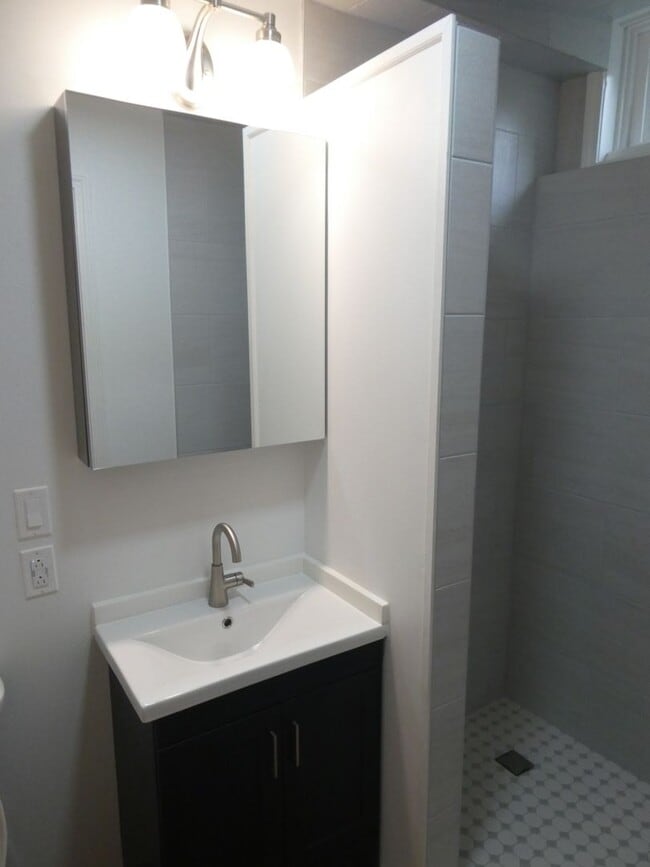 Building Photo - 3 Bedroom 2 Bath Home- Old South West