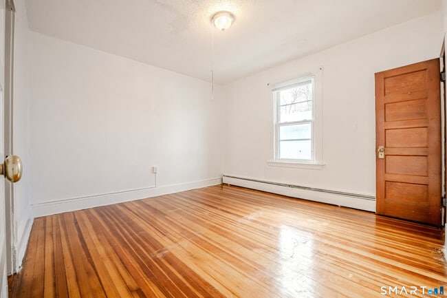 Building Photo - 422 Allen St