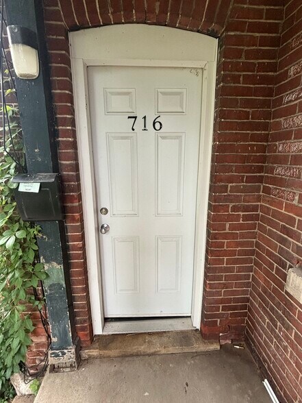Building Photo - 716 Aetna St
