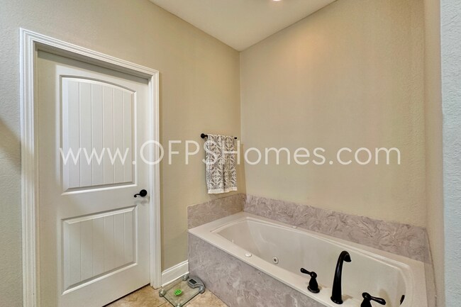 Building Photo - AVAILABLE IN AUG! 5BR/3BA IN S. CRESTVIEW