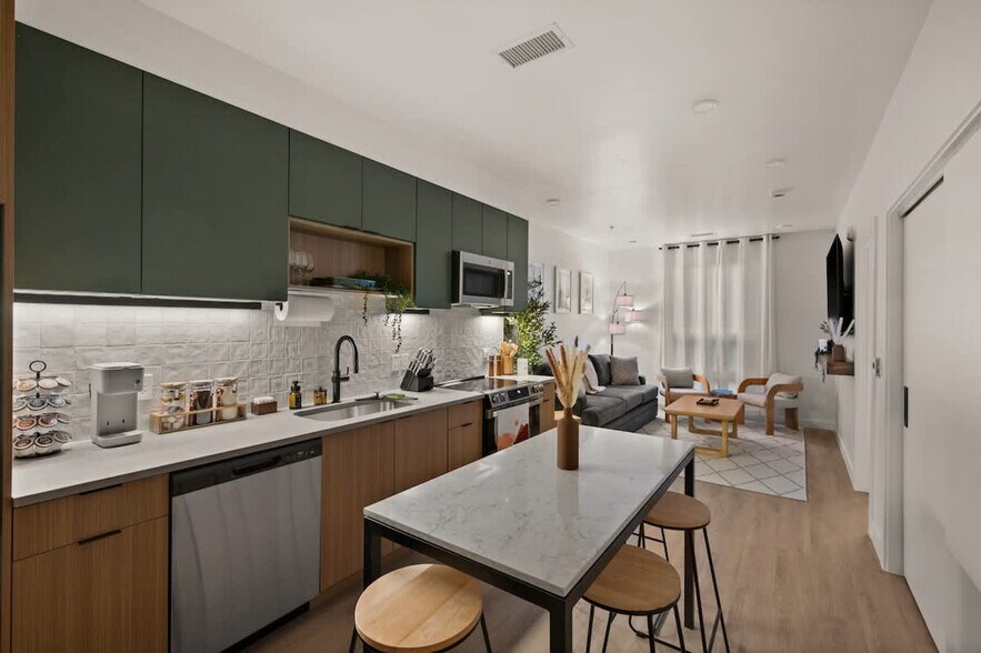 Building Photo - 646 S 400 W