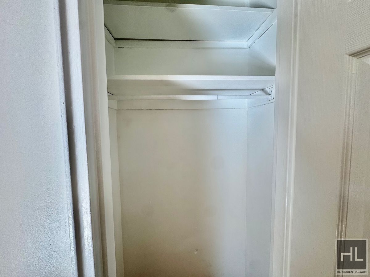 Building Photo - Newly Renovated 2 bedroom apartment spanni...