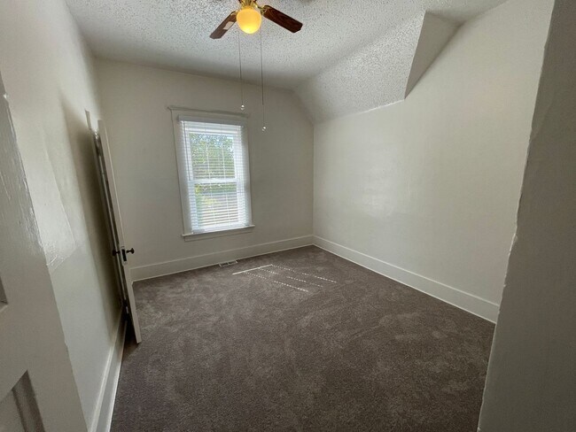Building Photo - 4br/2ba house with fenced yard & detached garage