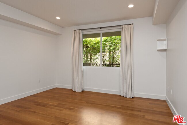 Building Photo - 1304 S Roxbury Dr