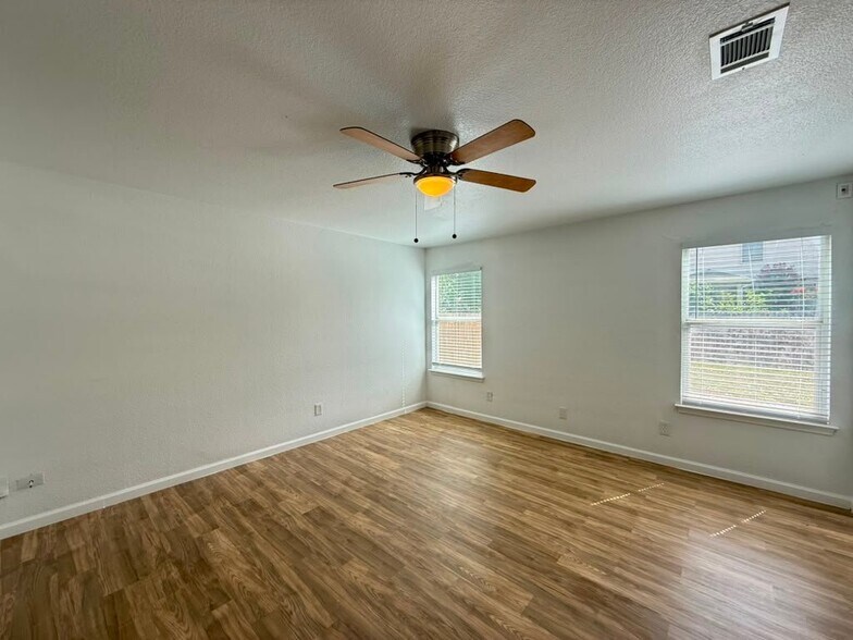 Building Photo - 418 Golden Walk
