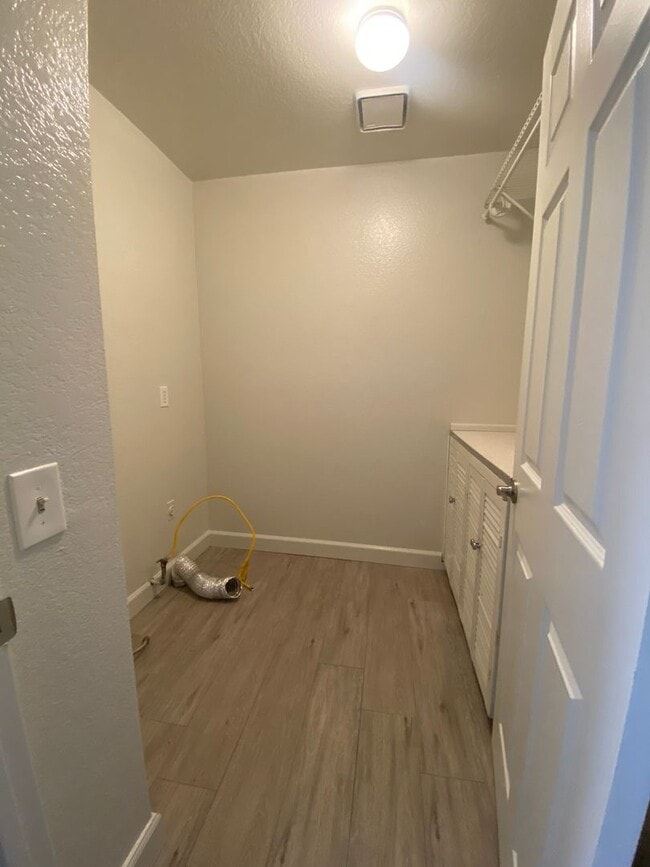 Building Photo - Alta Loma Woods Two Bed with Small Yard an...