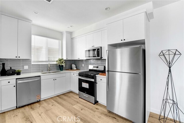 Building Photo - 11952 Vanowen St