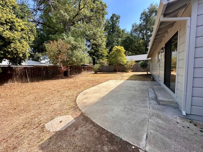 Building Photo - 3 BEDROOM 2 BATH HOME IN SOUTH REDDING