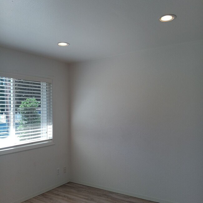 Building Photo - Great Home & Office is Ready for you in Jefferson!