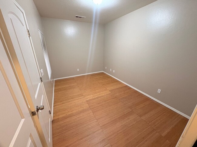 Building Photo - Lovely 5 Bedroom Home